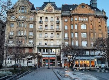 hungary/vac/attraction/fovam-square