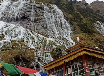 india/tawang/attraction/holy-water-falls-chumig-gyatser