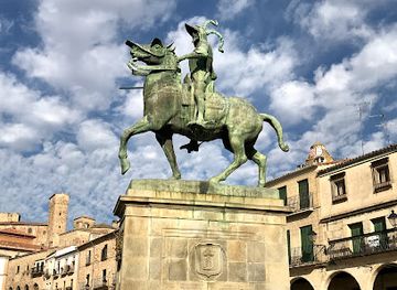 spain/extremadura/attraction/francisco-pizarro-equestrian-monument