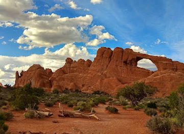 utah/arches-national-park/attraction/skyline-arch-trailhead