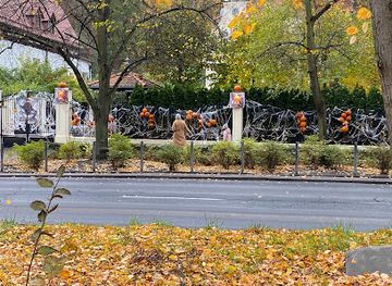 poland/gdansk/wrzeszcz/attraction/fundamenty-ogrodzenia-ogrodu-dworu-frommow-sprzed-poszerzenia-ulicy-w-latach-70-xx-w