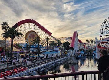 california/anaheim/attraction/disneyland-esplanade