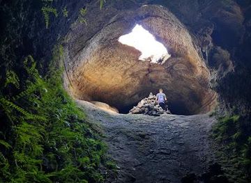 italy/catania/attraction/raspberry-cave