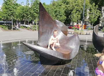 lithuania/siauliai/attraction/fontanas-trys-pauksciai