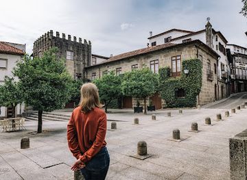 portugal/guimaraes/attraction/largo-dos-laranjais