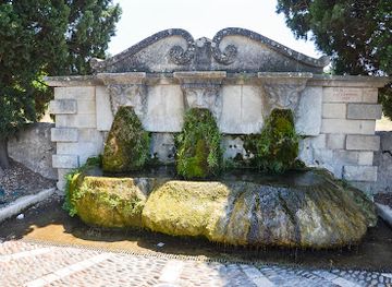france/luberon/attraction/fontaine-aux-trois-masques