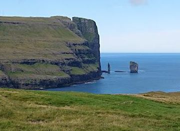 faroe-islands/runavik/attraction/risin-og-kellingin-viewpoint