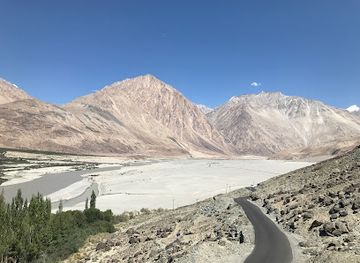 pakistan/ladakh/attraction/atv-along-shyok