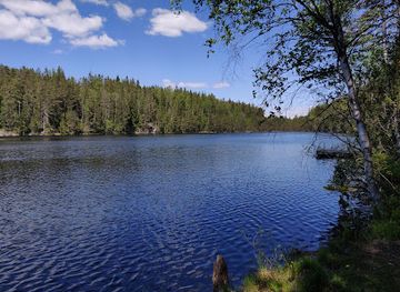 finland/nuuksio-national-park/attraction/hynkanlampi-campfire-place