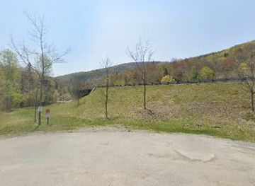 vermont/molly-stark-state-park/attraction/catamount-trail-lind-lane-parking-lot