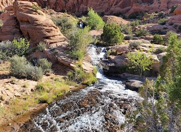 utah/canyonlands/attraction/faux-falls