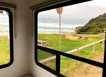 australia/great-ocean-road/attraction/urquhart-bluff