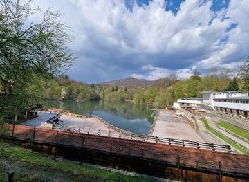 romania/sighisoara/attraction/sovata-bear-lakeview-seating