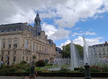 france/tours/vieux-tours/attraction/place-jean-jaures