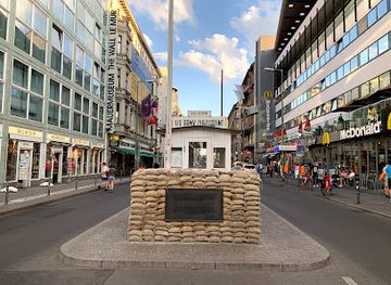 germany/berlin/kreuzberg/attraction/checkpoint-charlie