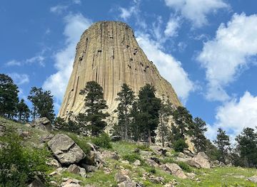 wyoming/devils-tower-national-monument/attraction/red-beds-trailhead