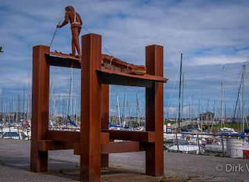 belgium/nieuwpoort/attraction/beeld-de-poolreiziger-freddy-cappon-2007-opgedragen-aan-dixie-dansercourt