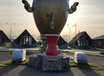 azerbaijan/lankaran-region/attraction/samovar-statue-lankaran-city
