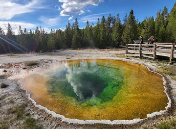montana/yellowstone-national-park/attraction/morning-glory-pool