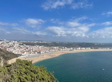 portugal/nazare/attraction/portal-de-entrada-das-ondas-gigantes-de-nazare
