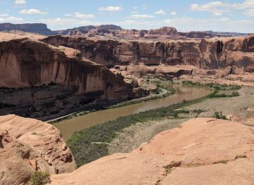 utah/canyonlands/attraction/huntress-arch