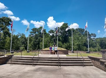 texas/piney-woods/attraction/the-lone-star-monument-historical-flag-park