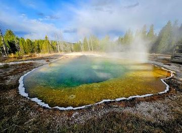 montana/yellowstone-national-park/attraction/morning-glory-pool