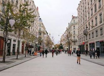 france/lyon/attraction/place-de-la-republique