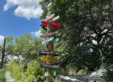 texas/central-texas/attraction/the-austin-texas-house-totem-pole