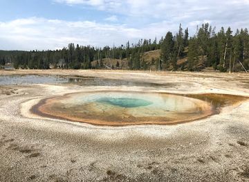 montana/yellowstone-national-park/attraction/chromatic-pool