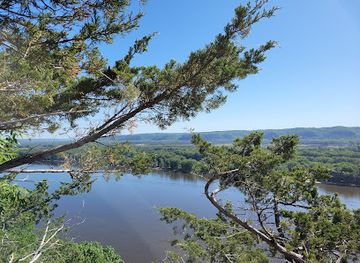 iowa/effigy-mounds-national-monument/attraction/hanging-rock