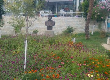 albania/saranda/attraction/statue-of-hillary-clinton