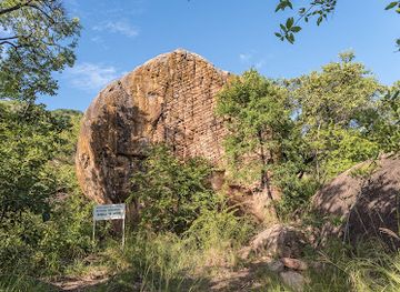 malawi/cape-maclear/attraction/mwala-wa-mphini