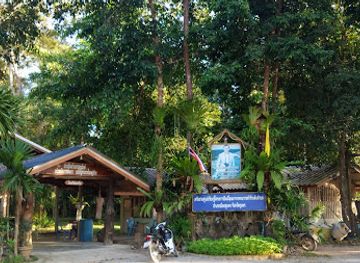 thailand/chumphon/attraction/long-phae-laek-wang-pha-wi-sa-hok-ji-chum-chon