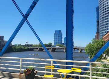 michigan/grand-rapids/attraction/the-blue-bridge