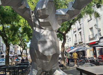 france/tours/attraction/le-monstre-xavier-veilhan