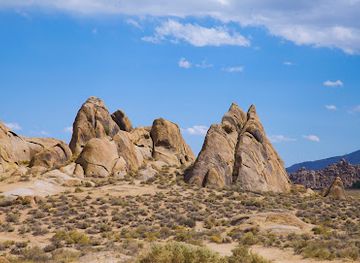 california/sierra-nevada/attraction/mobius-arch-loop-trailhead