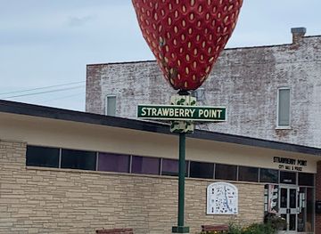 iowa/backbone-state-park/attraction/world-s-largest-strawberry