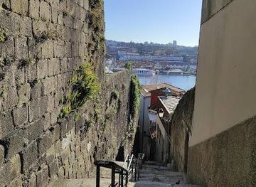 portugal/guimaraes/attraction/escadas-do-caminho-novo