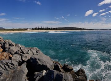 australia/mid-north-coast/attraction/north-haven-breakwall