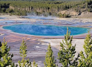 montana/yellowstone-national-park/attraction/grand-prismatic-spring-overlook