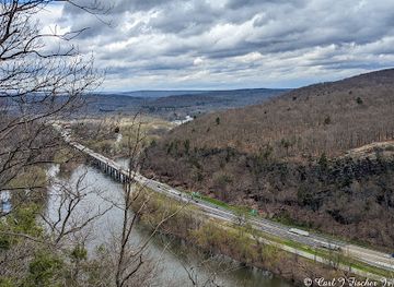 delaware/the-delaware-water-gap/attraction/delaware-water-gap-council-rock-lookout