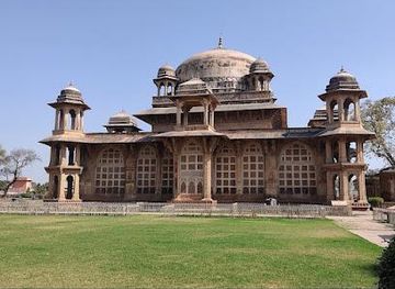 india/gwalior/attraction/tomb-of-tansen