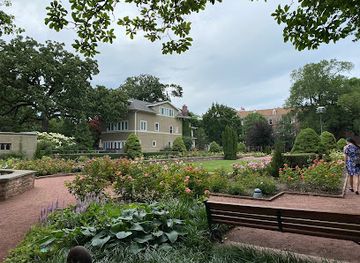 illinois/evanston/attraction/merrick-rose-garden