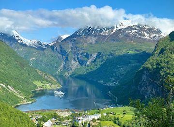norway/geirangerfjord/attraction/flydalsjuvet