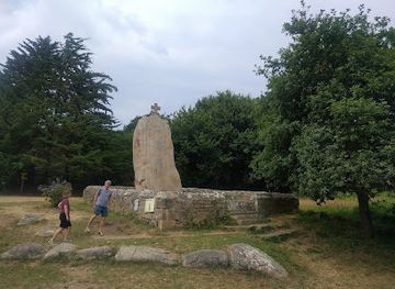 france/côte-de-granit-rose/attraction/le-menhir-de-saint-uzec
