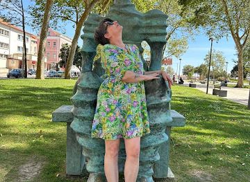 portugal/figueira-da-foz/attraction/estatua-de-mujer-de-bronce