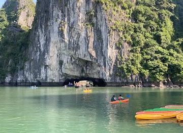 vietnam/ha-long/attraction/hang-luon