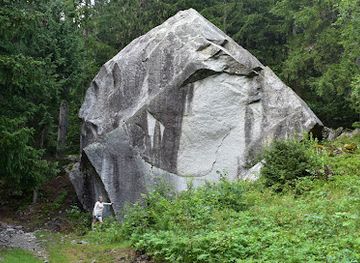 france/chamonix-mont-blanc/attraction/la-pierre-de-lisboli