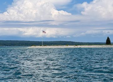 michigan/charlevoix/attraction/lake-charlevoix